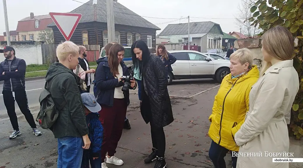 Юрия Комиссарова встречают возле ИВС. Фото Дениса НОСОВА.