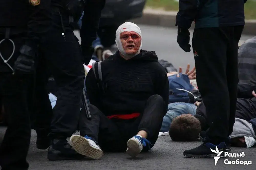 11 октября в Минске против демонстрантов в ходе акции в Минске применялись водометы с оранжевой жидкостью и светошумовые гранаты.