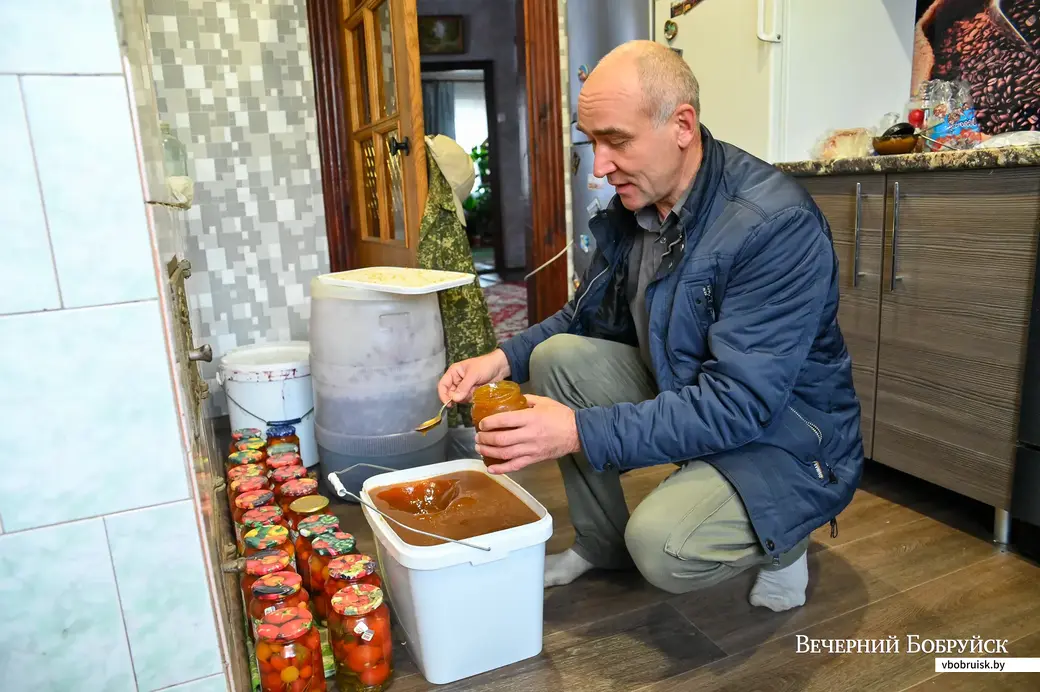 Бобруйский район. д. Брожа. Александр Журавлев наливает в баночку мед со своей пасеки.