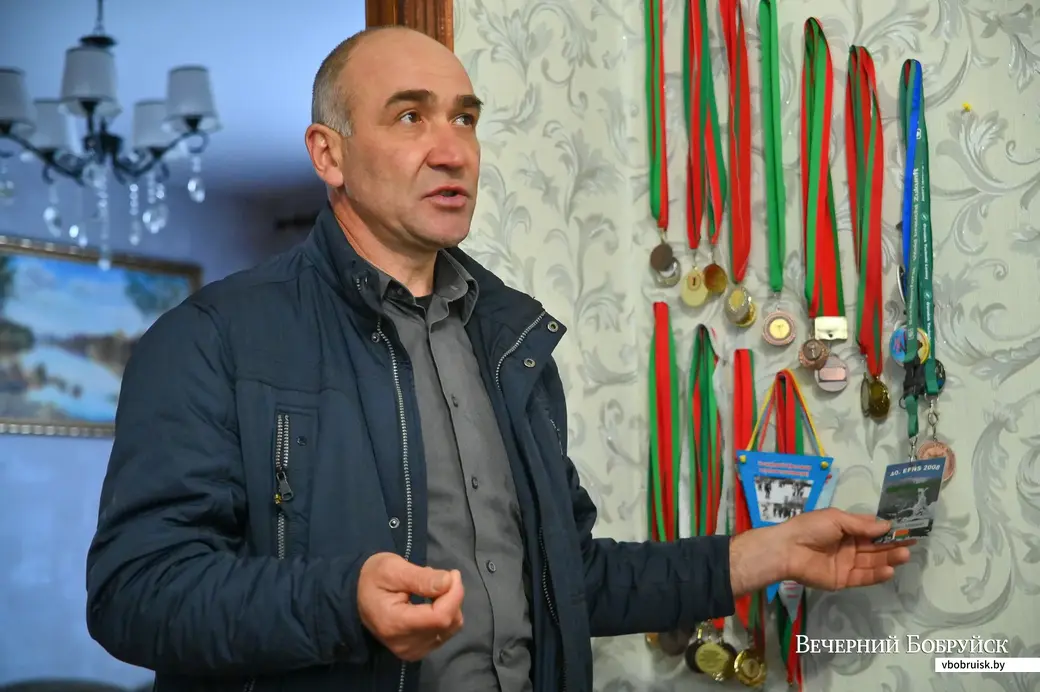 Бобруйский район. д. Брожа. Александр Журавлев, начальник питомника Бобруйского лесхоза, со своими спортивными наградами.
