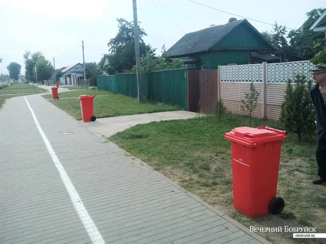 Пластиковые контейнеры для сбора мусора в частном секторе Бобруйска. Фото из архива «ВБ».