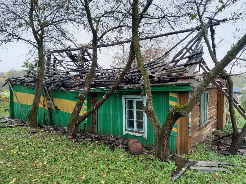 Сгоревший дом в деревне Городилово под Молодечно, принадлежавший семье Дмитрия Балабы. Фото Sputnik.