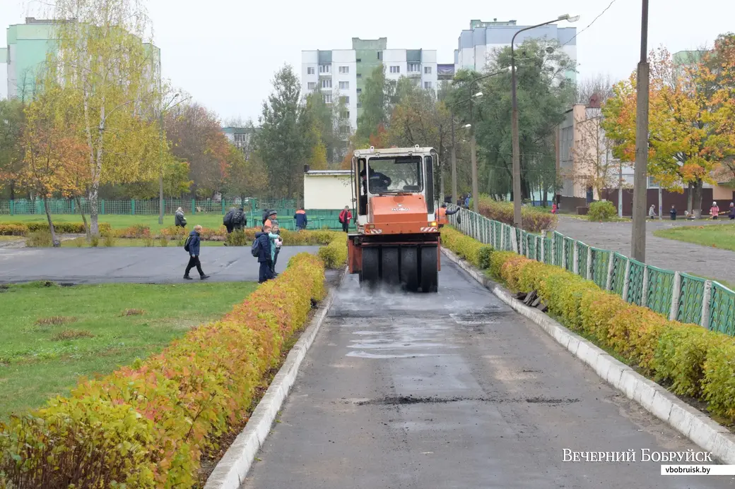 Во дворах этого дома, на территории 31-й школы, укладывают новый асфальт.