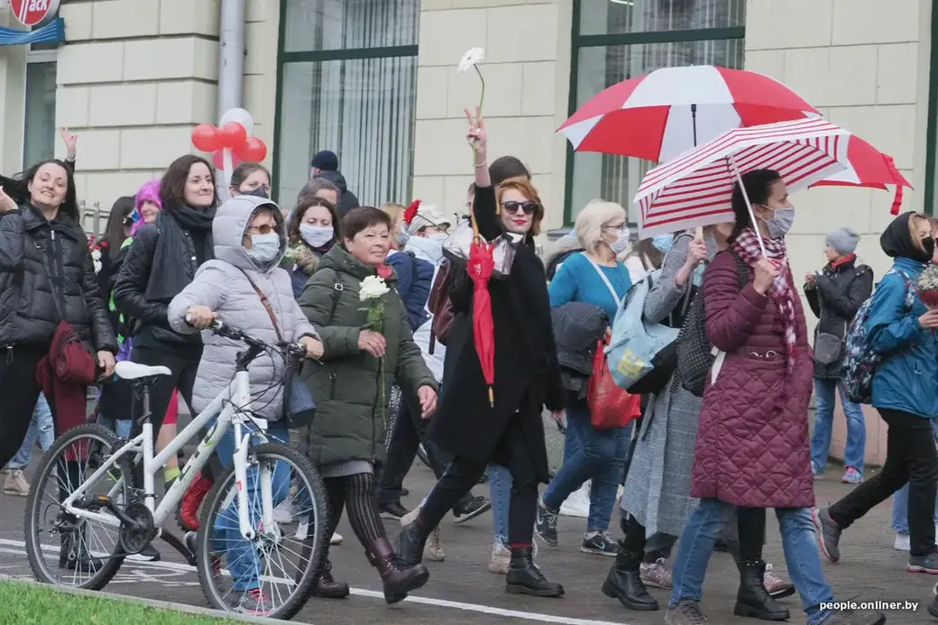 V Minske Devushki Pod Krasno Belymi Zontami Snova Vyshli Na Subbotnij Marsh Video Bobruisk Ru