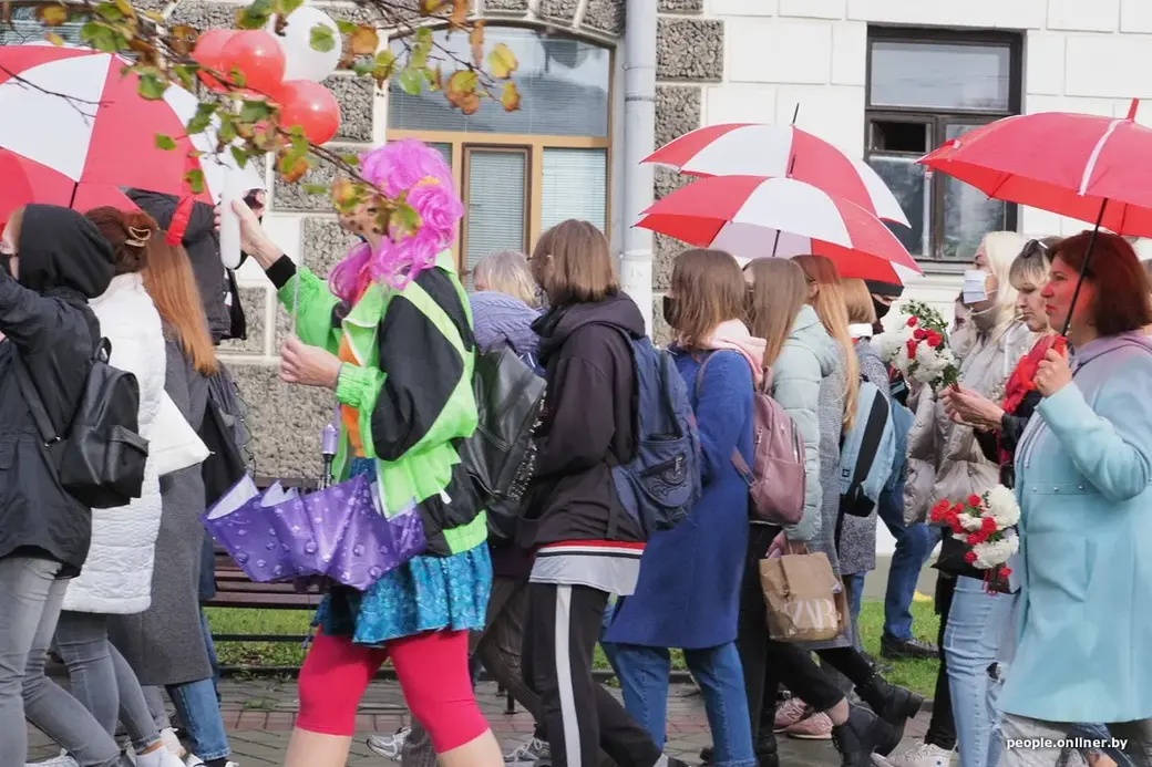 V Minske Devushki Pod Krasno Belymi Zontami Snova Vyshli Na Subbotnij Marsh Video Bobruisk Ru