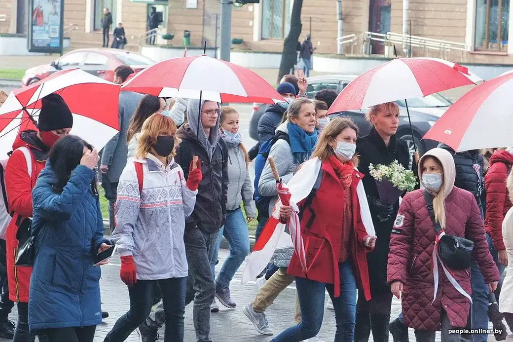 V Minske Devushki Pod Krasno Belymi Zontami Snova Vyshli Na Subbotnij Marsh Video Bobruisk Ru