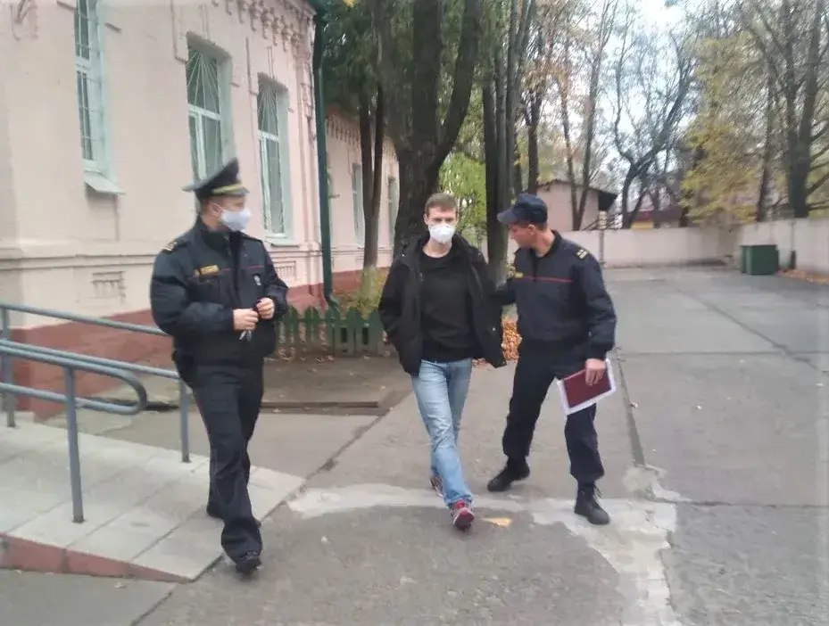 02.11.2020. У здания суда на ул. Тухачевского в Бобруйске. Ивана Хамренко после оглашения приговора сопровождают сотрудники УВД.
