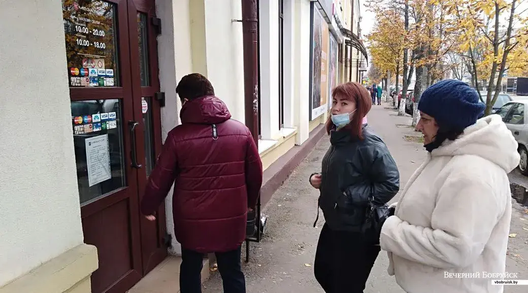 03.11.2020. Очередь у закрытого магазина «Мегатоп».