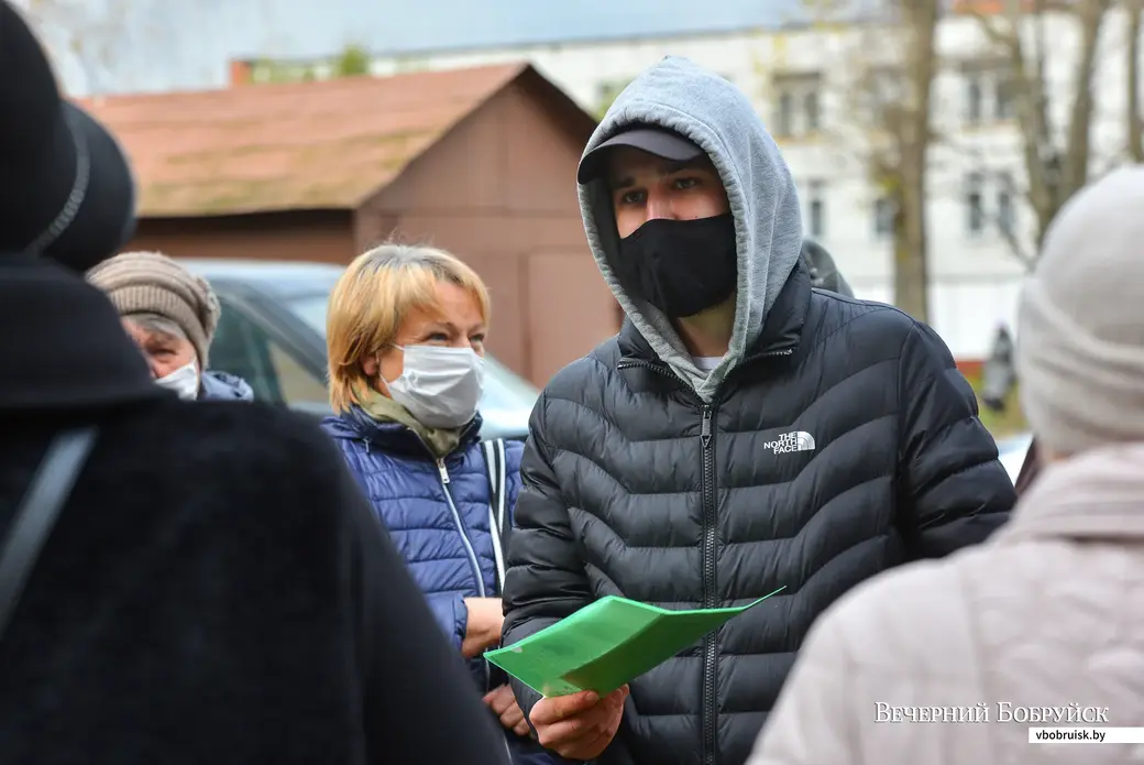 11.11.2020. Бобруйск. Жильцы домов на улице Ульяновской протестуют против вырубки сквера у гостиницы «Юбилейная»