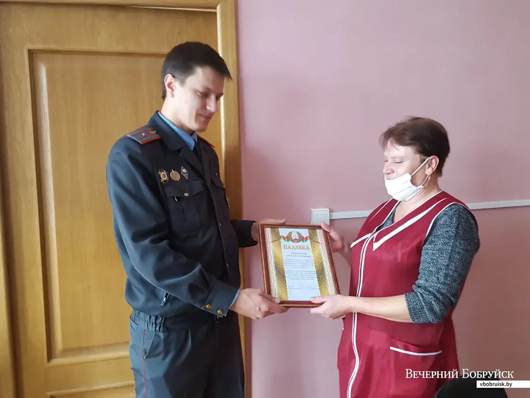 Поблагодарить Ольгу Владимировну приехал представитель РОВД – начальник ИДН Бобруйского РОВД Виктор Румилов.