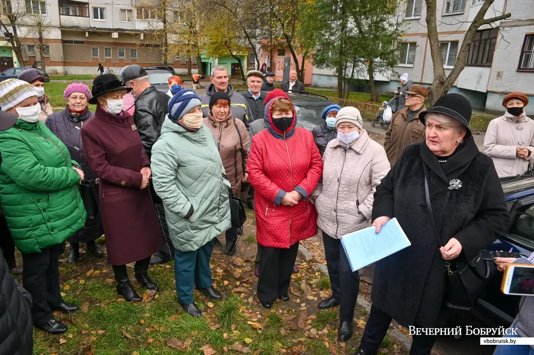 11.11.2020. Бобруйск. Жильцы домов на улице Ульяновской протестуют против вырубки сквера у гостиницы «Юбилейная»