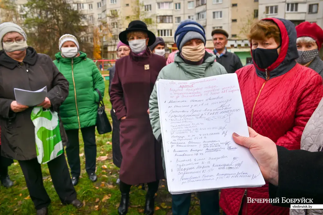 11.11.2020. Бобруйск. Жильцы домов на улице Ульяновской протестуют против вырубки сквера у гостиницы «Юбилейная». В руках у Натальи Гутковской – те самые дополнительные