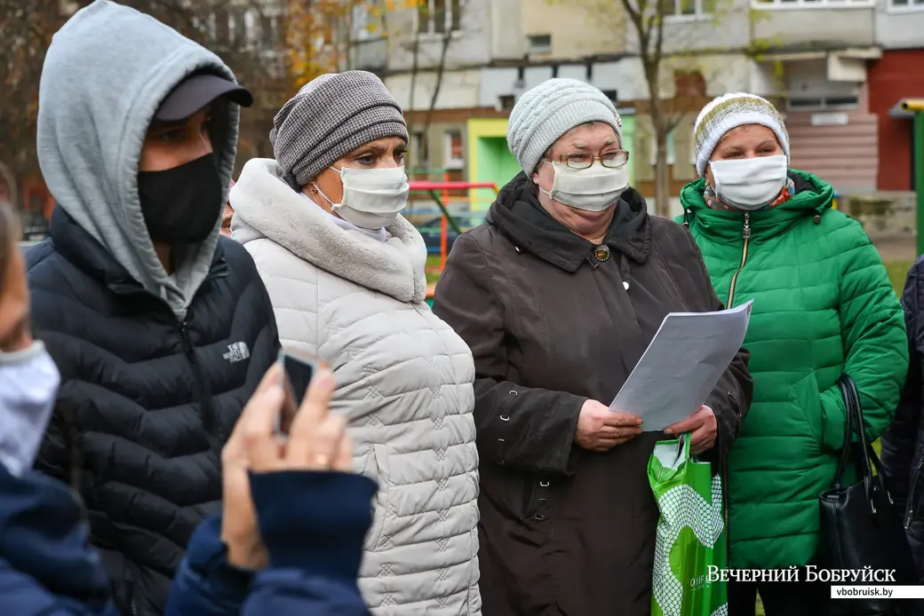 11.11.2020. Бобруйск. Жильцы домов на улице Ульяновской протестуют против вырубки сквера у гостиницы «Юбилейная»