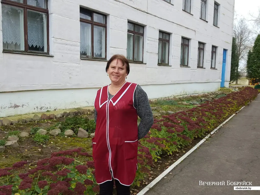 Ольга Владимировна Дрыкина у здания школы в Турках.