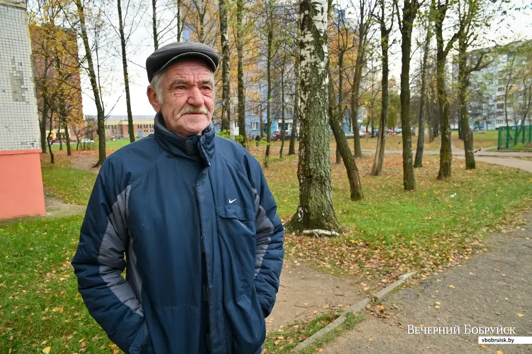 11.11.2020. Бобруйск. Пенсионер Александр Петреня проживает в доме на улице Ульяновской, 39. В 80-х годах он, тогда еще работник ПО «Бобруйскшина», лично высаживал