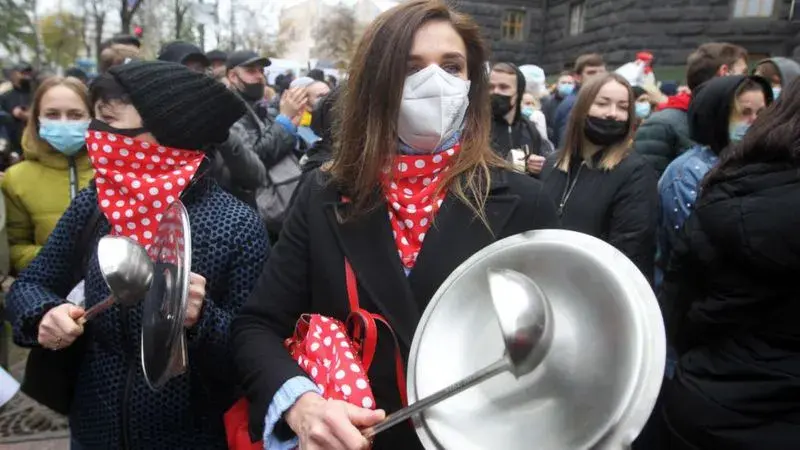 GETTY IMAGES
Сотни рестораторов протестовали против введения карантина выходного дня возле здания правительства в среду, однако их голос не был услышан.