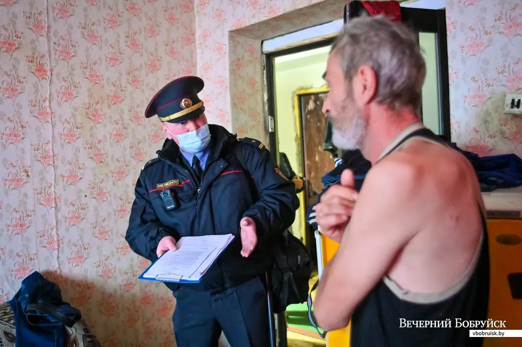 Михаил Богуш, участковый милиционер Бобруйского РОВД на службе.