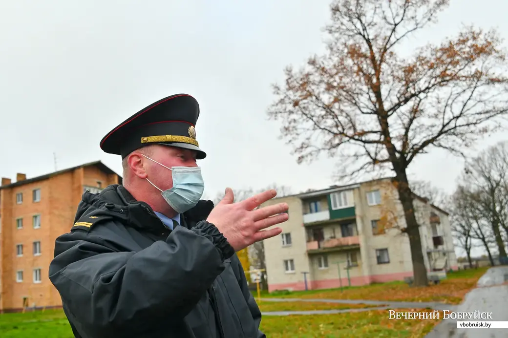06.11.2020. Бобруйск. Участковый инспектор Бобруйского РОВД Михаил Богуш на своем участке – на территории Слободковского сельсовета. Поселок Туголица