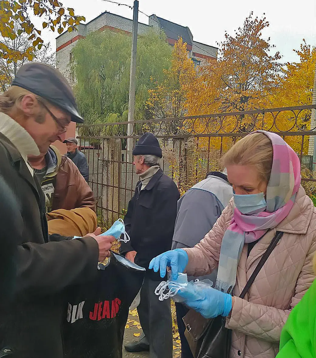 В рамках акции бездомным бобруйчанам выдавали медицинские маски.