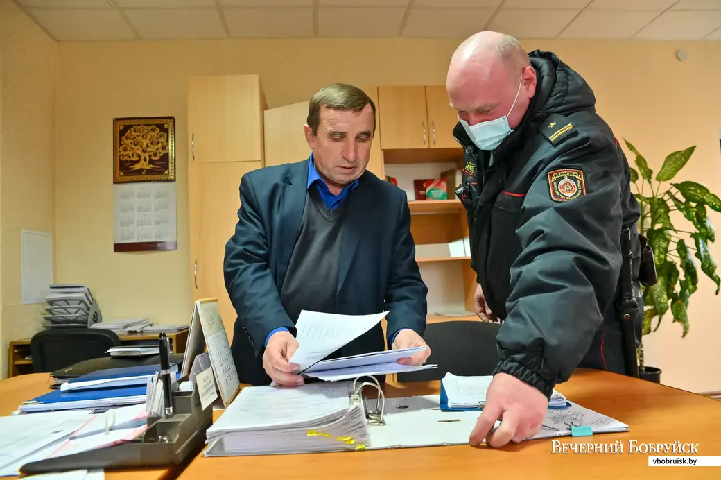 06.11.2020. Бобруйск. Участковый инспектор Бобруйского РОВД Михаил Богуш с председателем Слободковского сельского исполнительного комитета Анатолием Шелегом.