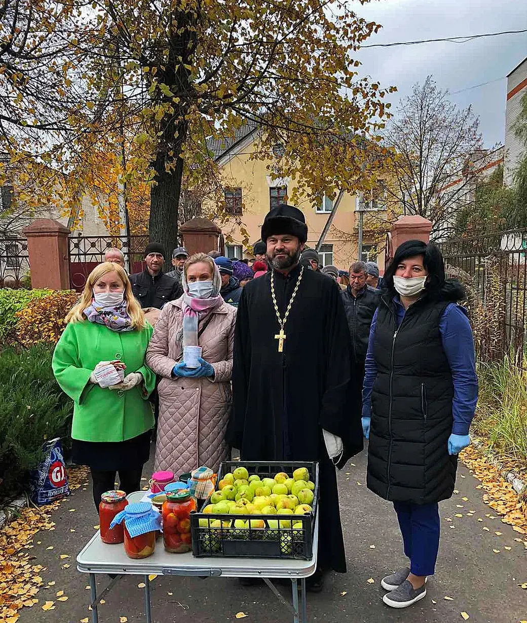 Благотворительная акция для бездомных бобруйчан. В центре руководитель социального отдела протоиерей Виктор Смычник.