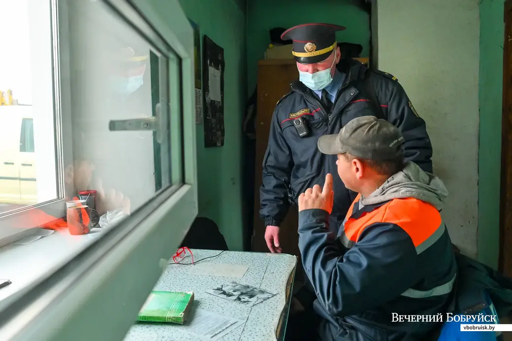 Михаил Богуш, участковый милиционер Бобруйского РОВД – на предприятии ОАО «ПМК-84 Водстрой» в Туголице.