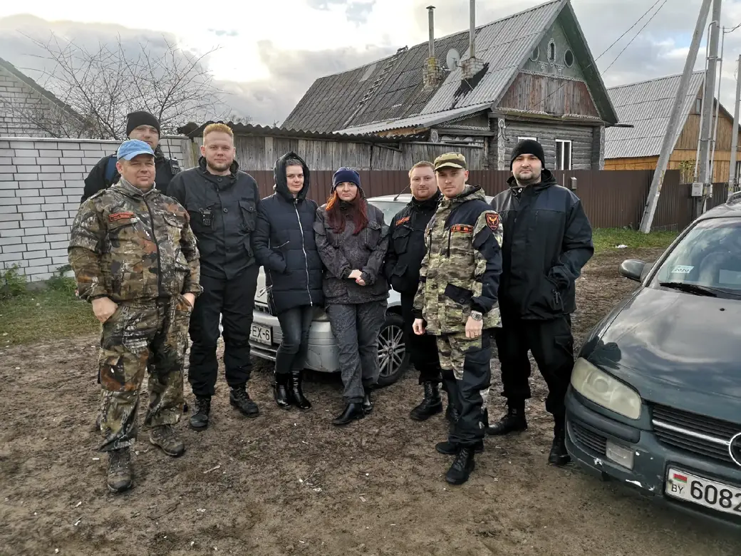 Волонтеры поисково-спасательного отряда «Феникс». Андрей Петров – третий справа.