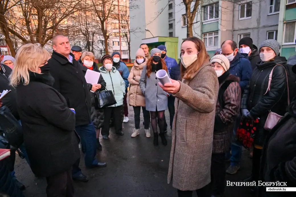 26.11.2020. Бобруйск. Жильцы домов по улице Рокоссовского встречаются с представителями городской власти по поводу сложившейся неблагоприятной обстановки у