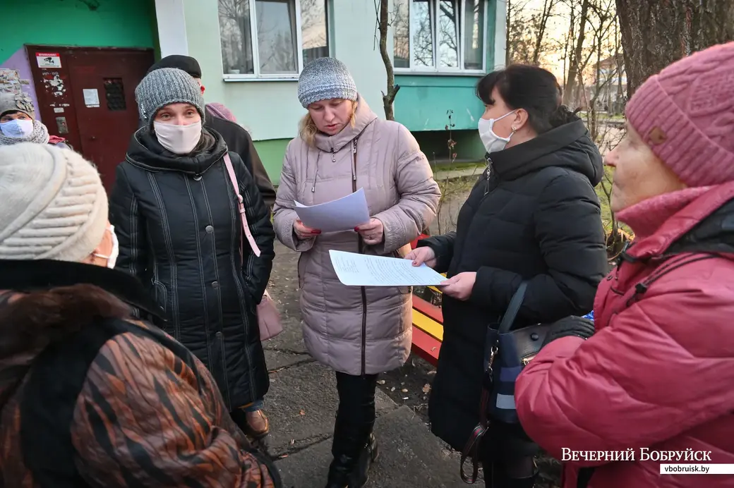 26.11.2020. Бобруйск. Жильцы домов по улице Рокоссовского встречаются с представителями городской власти по поводу сложившейся неблагоприятной обстановки у