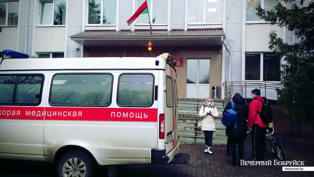 27.11.2020. Бобруйск. Судебное заседание по делу отца и сына Букасов. Скорая помощь у здания суда.