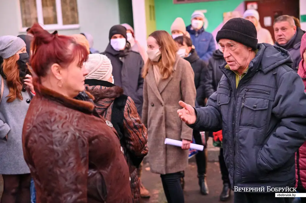 26.11.2020. Бобруйск. Жильцы домов по улице Рокоссовского встречаются с представителями городской власти по поводу сложившейся неблагоприятной обстановки у