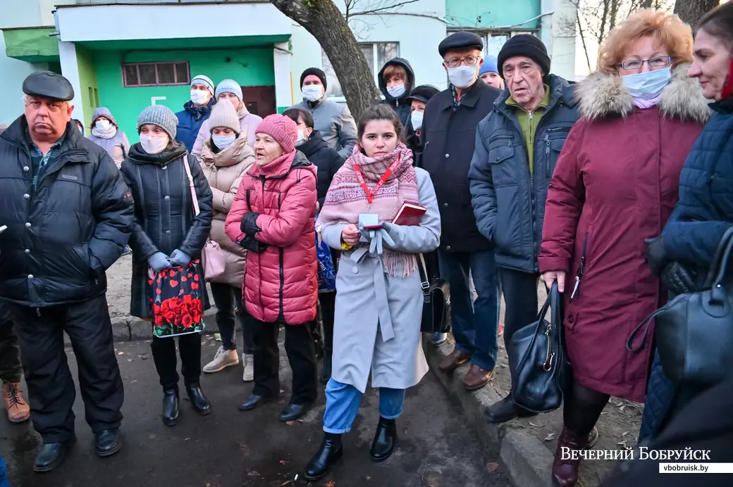 26.11.2020. Бобруйск. Жильцы домов по улице Рокоссовского встречаются с представителями городской власти по поводу сложившейся неблагоприятной обстановки у