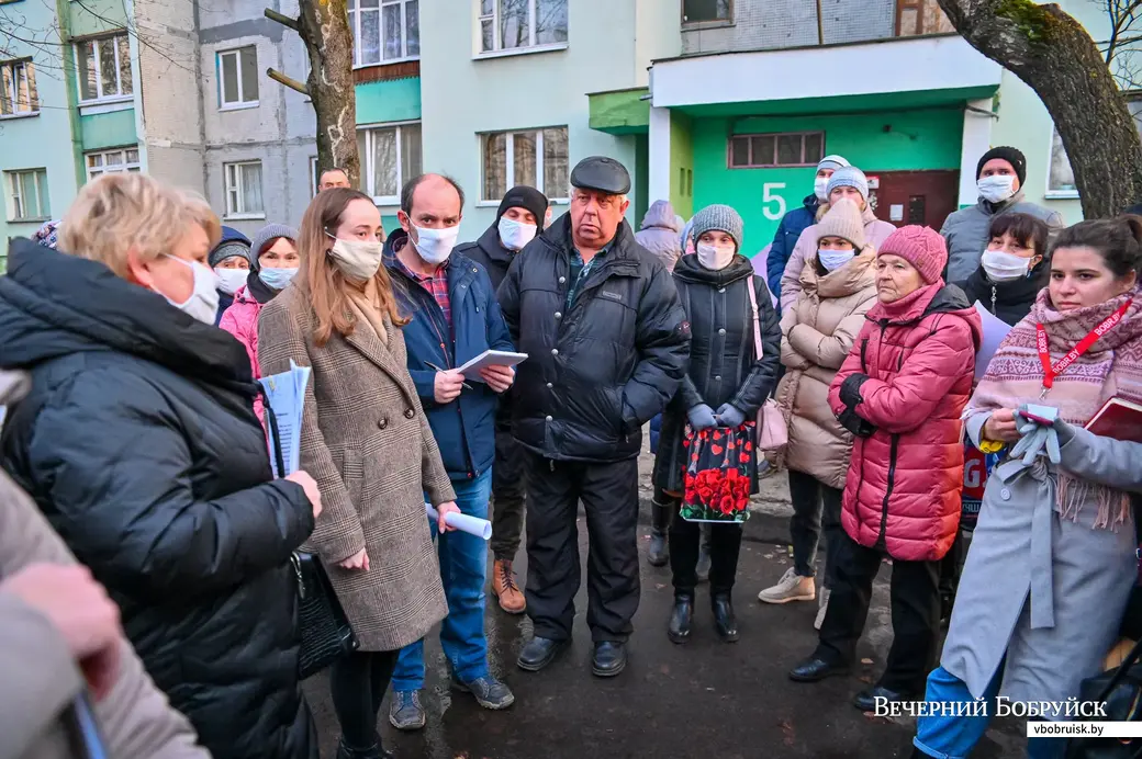 26.11.2020. Бобруйск. Жильцы домов по улице Рокоссовского встречаются с представителями городской власти по поводу сложившейся неблагоприятной обстановки у
