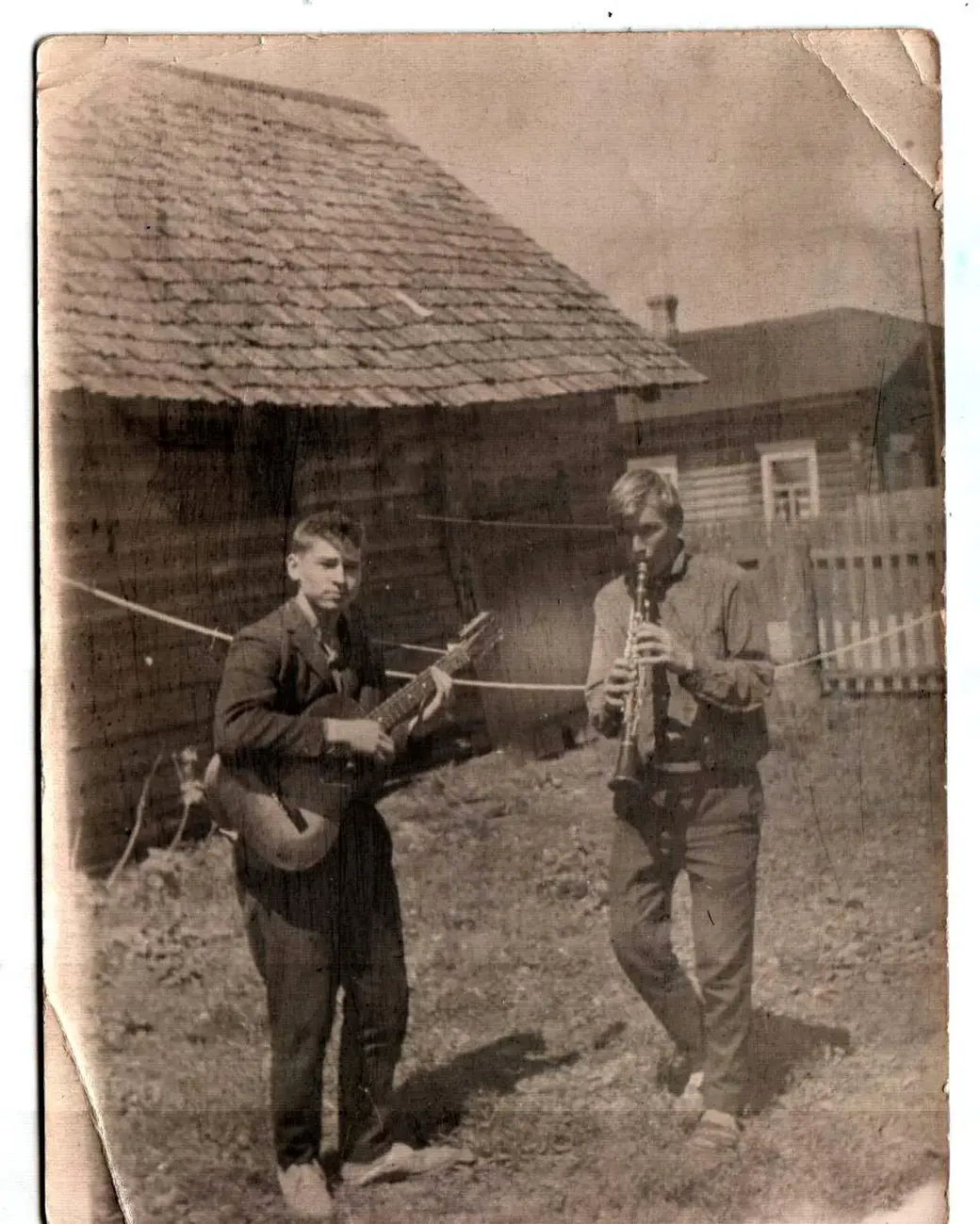 Пионеры бобруйского рока с Пионерского переулка. Валерий Коновалов и Валерий Епифанов. 1965г.