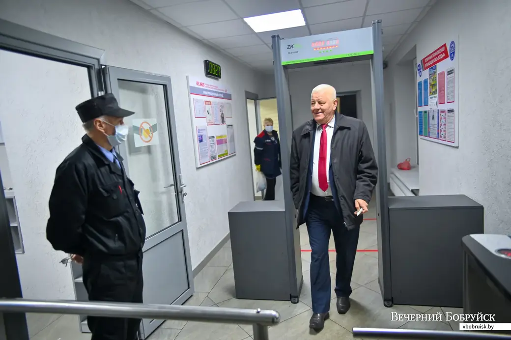 27.11.2020. Бобруйск. «Та заводская проходная, что в люди вывела меня». Михаил Михайлович Мачульский отработал на ОАО «Бобруйский завод тракторных деталей и агрегатов»