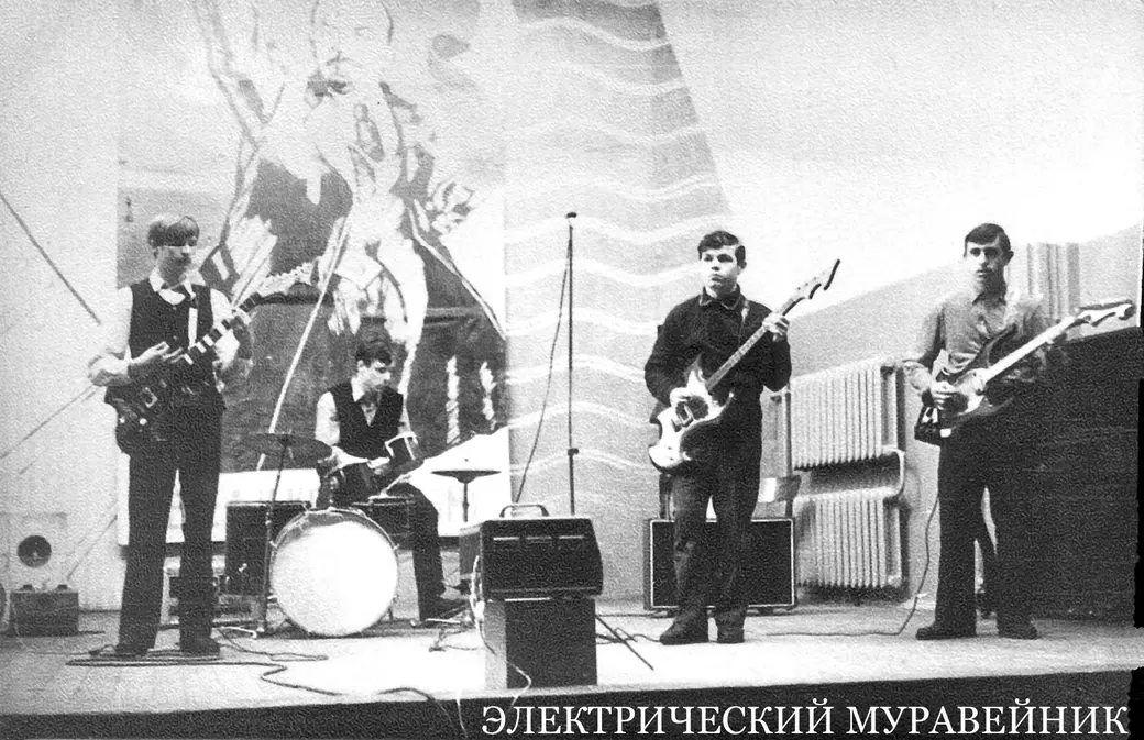 Бобруйские музыканты 1960-80-х годов. На той же костёльной сцене новая группа: Виктор Гуковский (ритм-гитара), Сергей Ломако (ударные), Валерий Жуков (бас-гитара),