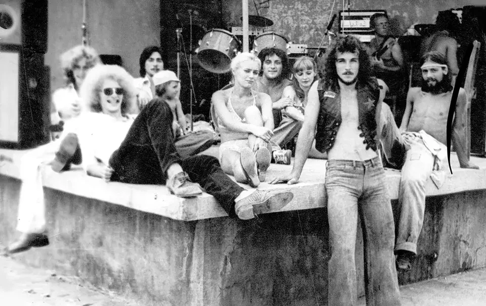 Гурзуф 1970-е. «Советский Вудсток» – свободная молодёжь из стран соцлагеря в ожидании концерта.