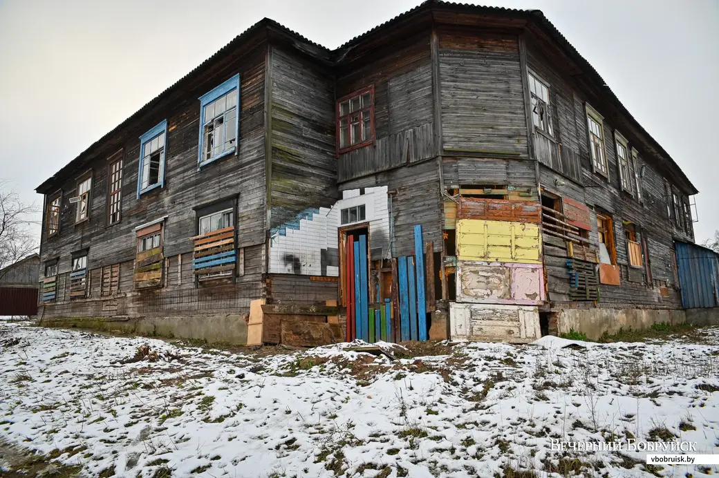 01.12.2020. Бобруйск. Отселенный барак на улице 1-я Линия, 32 стал прибежищем асоциальных элементов. Местные жители опасаются пожара