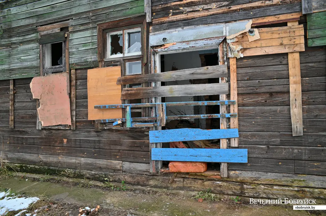 01.12.2020. Бобруйск. Отселенный барак на улице 1-я Линия, 32 стал прибежищем асоциальных элементов. Местные жители опасаются пожара.