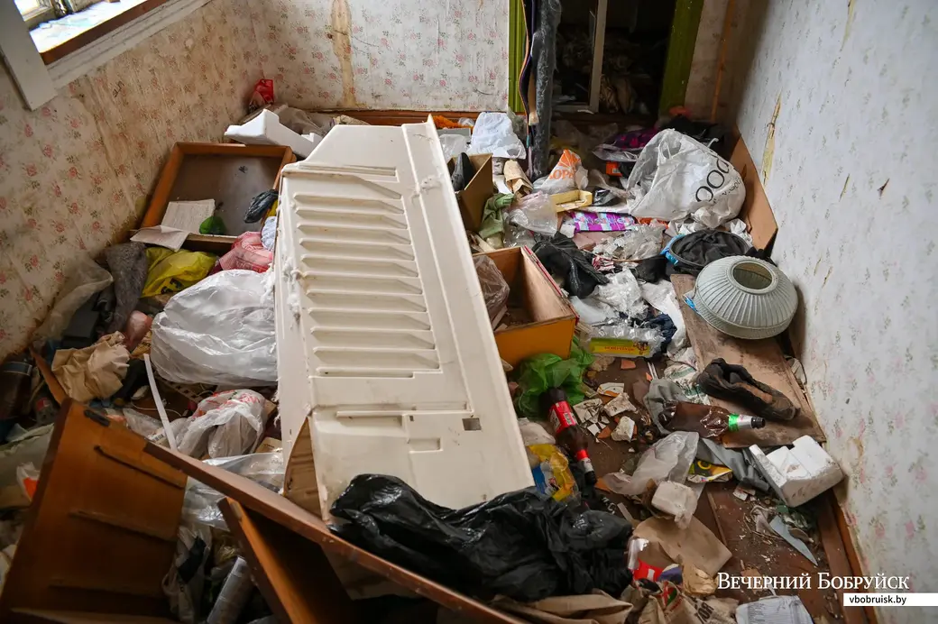01.12.2020. Бобруйск. Отселенный барак на улице 1-я Линия, 32 стал прибежищем асоциальных элементов. Местные жители опасаются пожара.