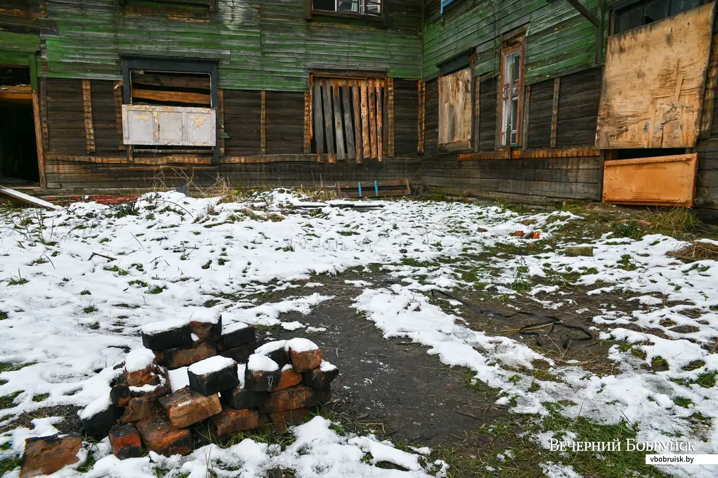 01.12.2020. Бобруйск. Отселенный барак на улице 1-я Линия, 32 стал прибежищем асоциальных элементов. Местные жители опасаются пожара.