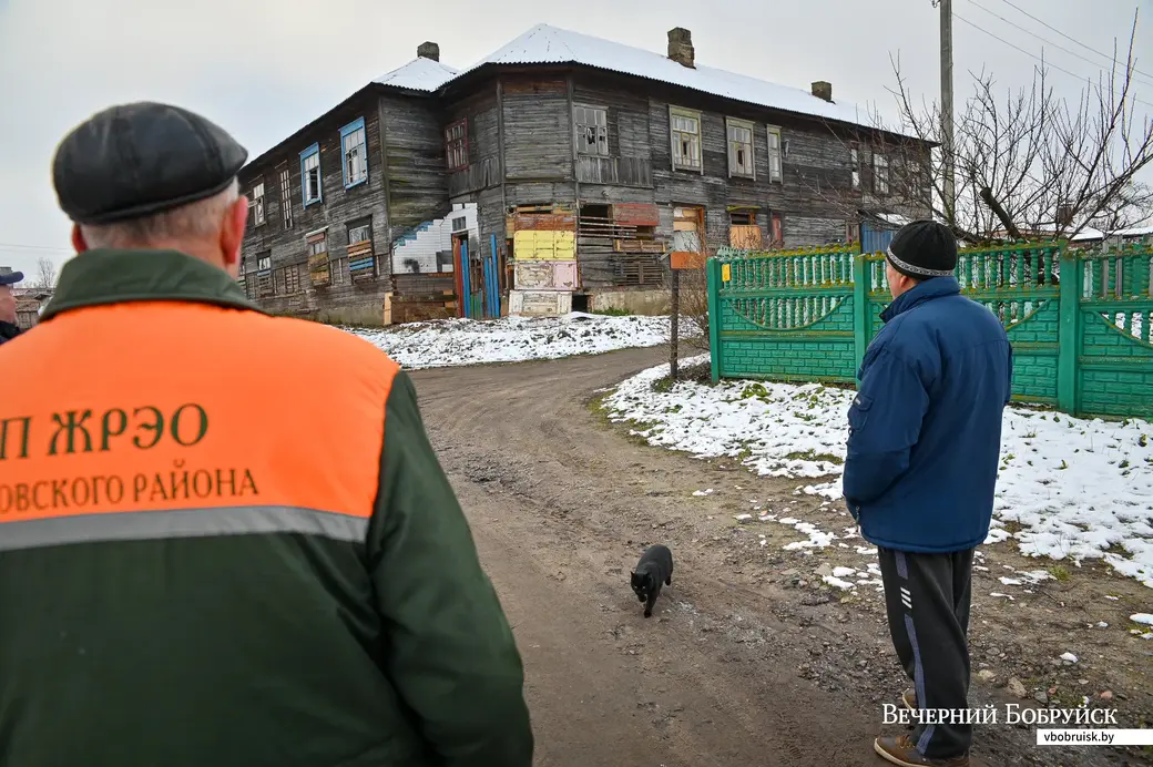 01.12.2020. Бобруйск. Отселенный барак на улице 1-я Линия, 32 стал прибежищем асоциальных элементов. Местные жители опасаются пожара.