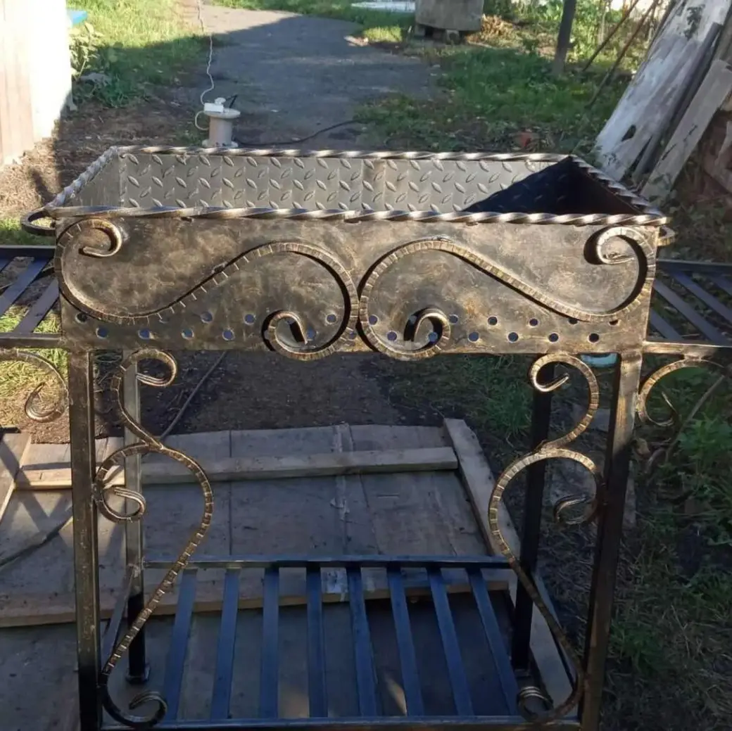 Мангал из старой швейной машины. Работа Игоря Пахомова. Фото из архива героя.