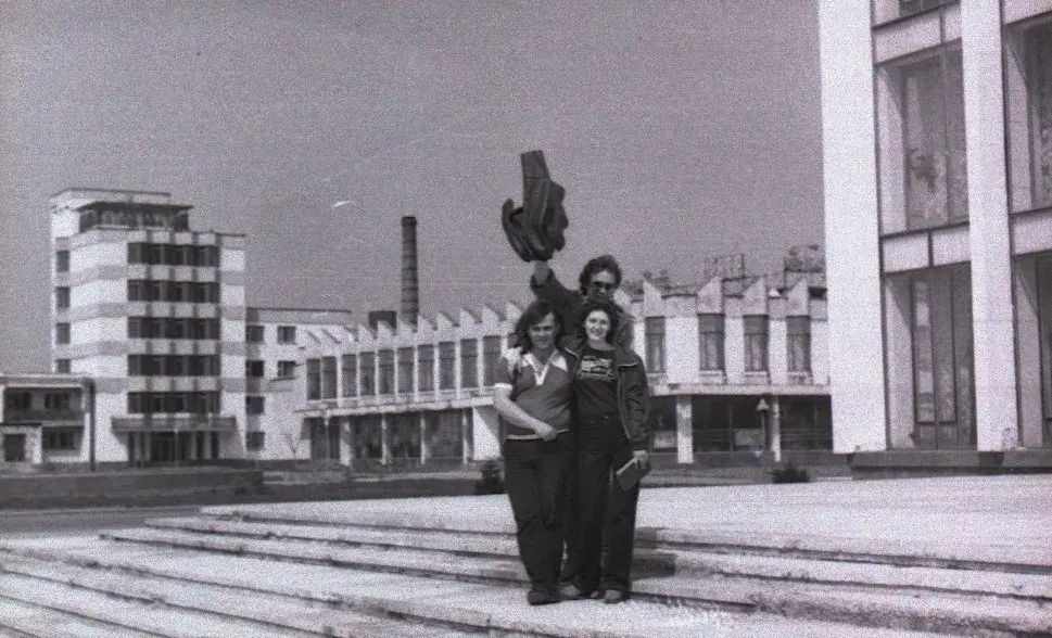 Бобруйские музыканты 60-80-х годов. Геннадий Михайлов, Ольга Петрыкина и Сергей Шамала на фоне гостиницы колхоза «Рассвет».
