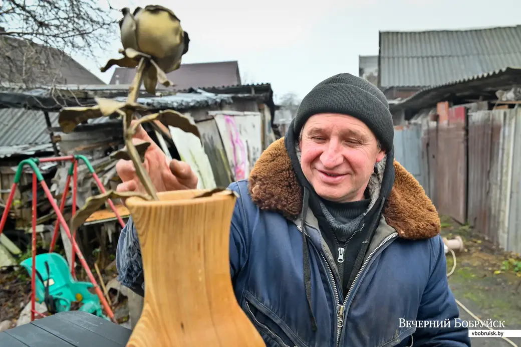Игорь Пахомов со своей кованой розой. Фото Александра ЧУГУЕВА.