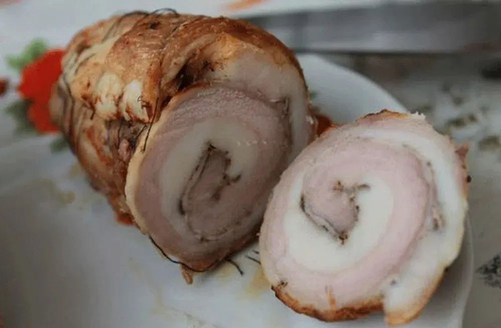 Рулет из мяса и сала.