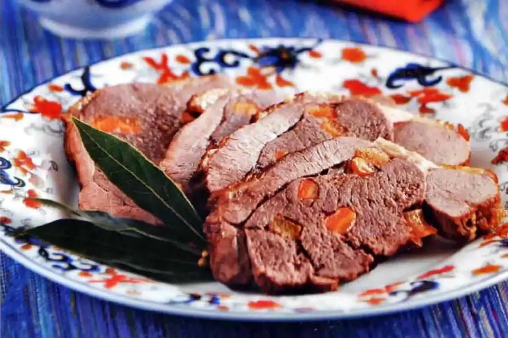 Мясо шпигованное.