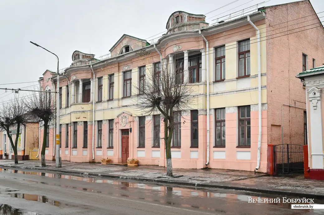 11.12.2020. Бобруйск. Бывшая станция юных техников, позже Центр технического творчества. Особняк в стиле модерн на Советской,45