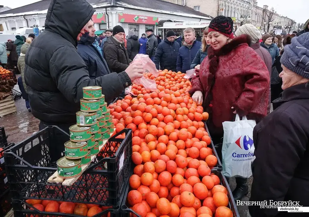 30.12.2018. Предновогодний ажиотаж на центральном рынке. Торговля мандаринами. Фото из архива