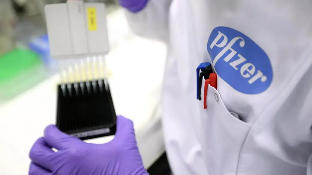 Аллергия – одна из возможных побочных реакций при использовании вакцины Pfizer.